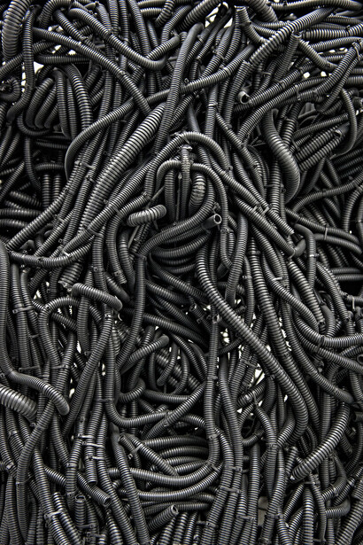 Paolo Grassino, Ciò che resta,particolare, 2013, tubo corrugato in forassite e ferro 