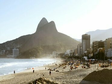 A combinação de areia, mar e lua cheia criando um momento de introspecção e descoberta pessoal em Ipanema, Rio de Janeiro, Brasil