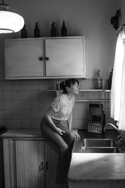 La narrativa visual refleja paisajes oníricos que representan los estados emocionales de la protagonista en su búsqueda interna