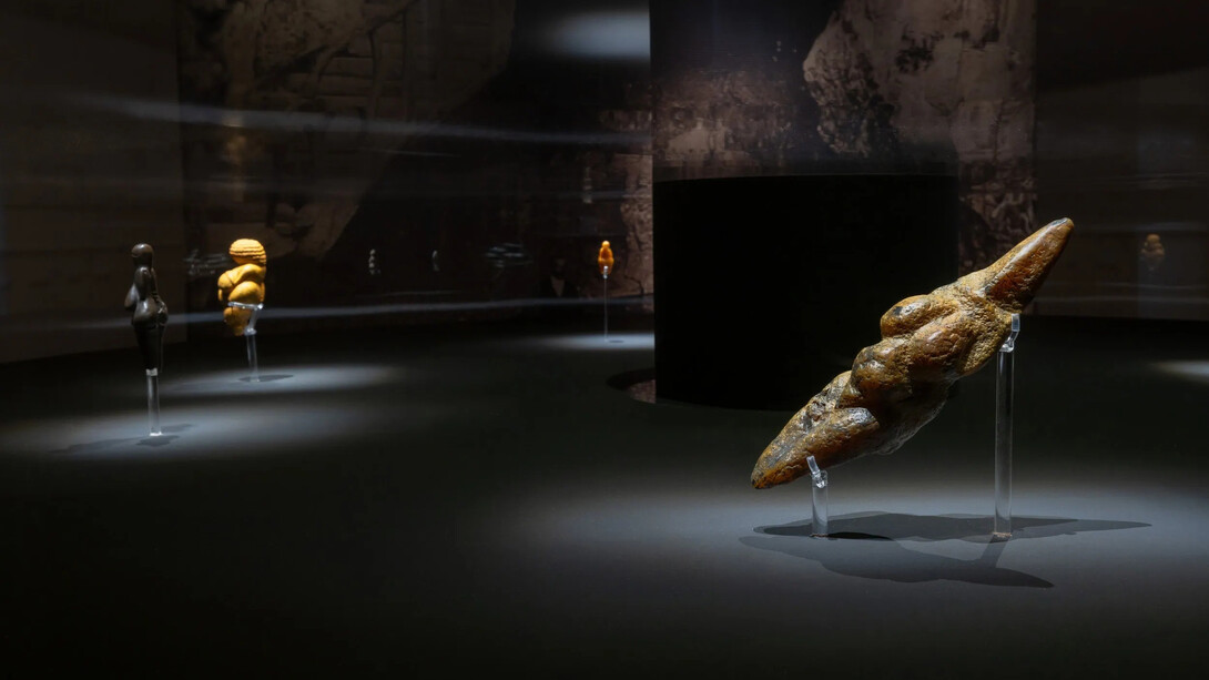 Jeff Koons, Venus Lespugue, exhibition view. Courtesy of Museum of Cycladic Art 