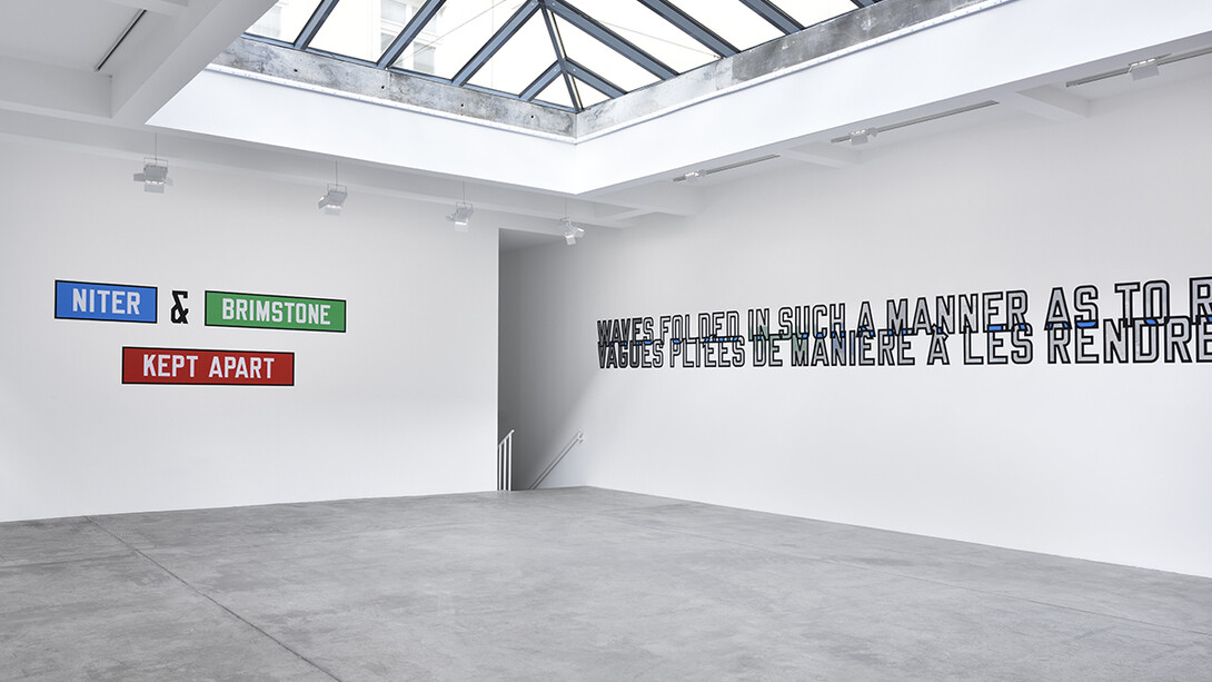Exhibition view, Lawrence Weiner, FOLDED WAVES VAGUES PLIEÉS, Galerie Marian Goodman, Paris, 2018
photo credit: Rebecca Fanuele
Copyright and Courtesy: the artist and Marian Goodman Gallery, New York, Paris, London