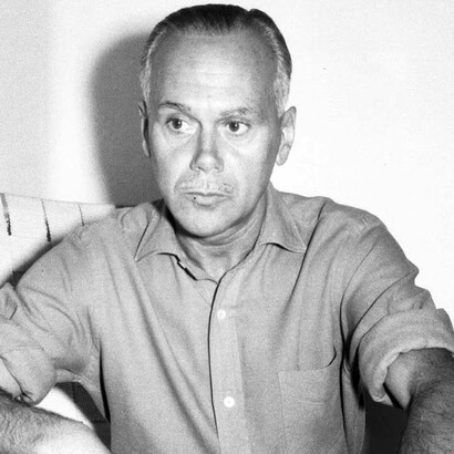 El poeta, Luis Cernuda, fotografiado en México