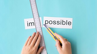 Mani di donna che tagliano in due parti la parola "impossibile": "Ho solo scoperto il segreto: fare quello che so essere necessario fare per essere chi desidero essere"