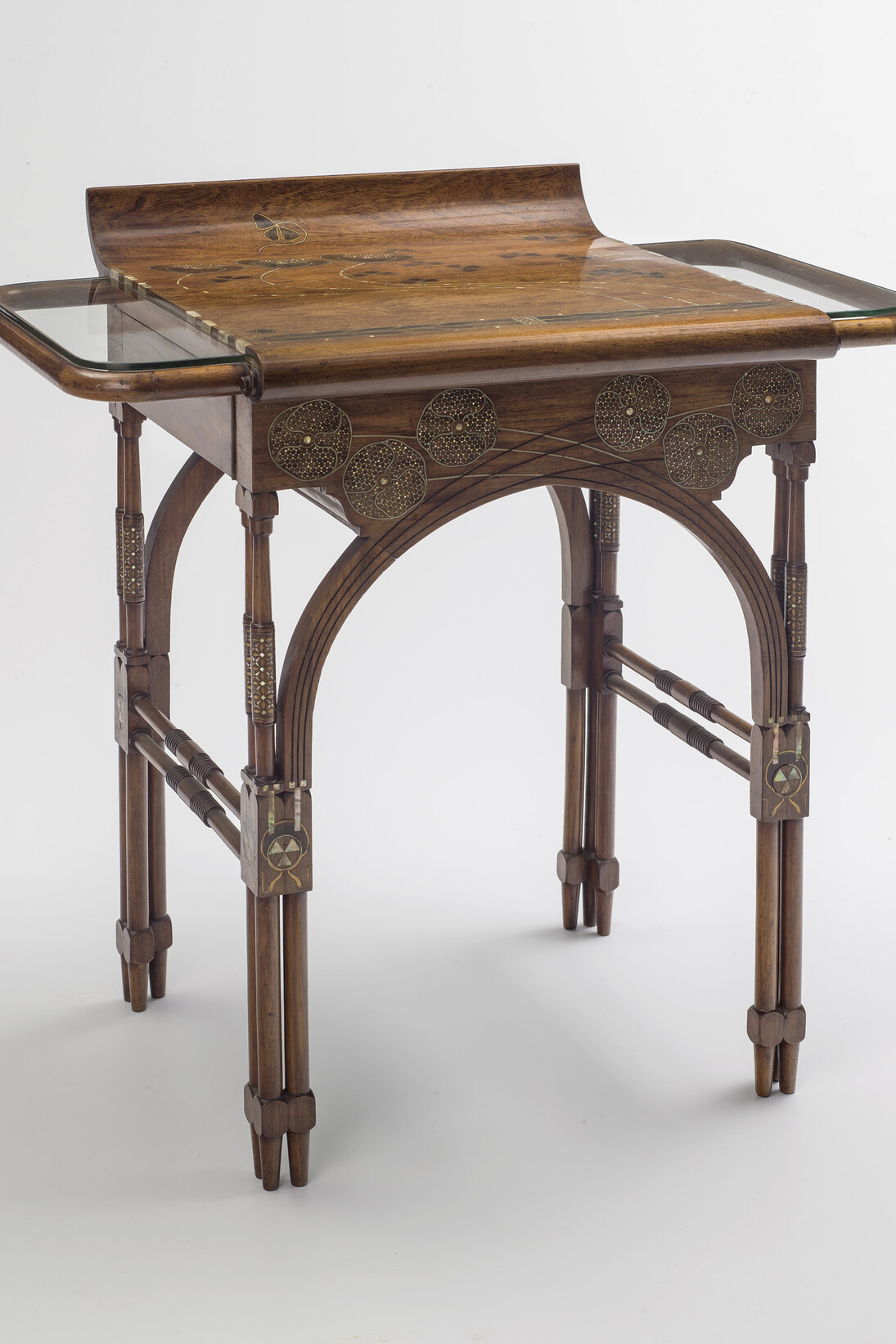 Eugenio Quarti (1867-1929), Bureau-coiffeuse, vers 1898, Noyer incrusté de filets de laiton et nacre formant un décor floral, deux tiroirs latéraux pivotans sous tablette de cristal. Pieds en colonnette regroupés par trois et reliés en façade par deux cerceaux et deux traverses tournées latérales, H. 0,785 x L. 0,53 x P. 0,795, Paris, Musée d'Orsay
© Musée d'Orsay, Dist. RMN-Grand Palais / Patrice Schmidt