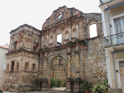 Vista del exterior del Convento de la Compañía de Jesús, Panamá. La edificación se mantiene en ruinas desde 1781, cuando gran parte de la ciudad fue afectada por un incendio