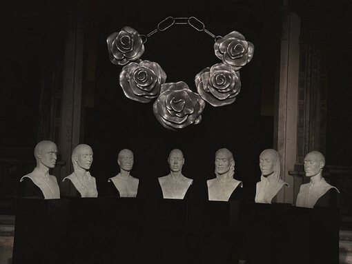 Helga Vockenhuber, Apokatastasis, (sette busti in bronzo così disposti: Fiore del volto, 2012, bronzo, 44 x 31 x 60 cm, Dentro di me, 2012, bronzo, 40 x 30 x 60 cm, Meditando la musica del cuore, 2012, bronzo, 44 x 36 x 60 cm, Ékstasis, 2012, bronzo, 44 x 36 x 60 cm, Il Nuovo Adamo, 2012, bozzetto in bronzo, 38 x 29 x 61 cm, La Nuova Eva, 2012, bozzetto in bronzo, 38 x 32 x 63 cm, Gebet zum schweigen gebracht, (Preghiera che conduce al silenzio), 2012, bronzo, 44 x 31 x 60 cm
