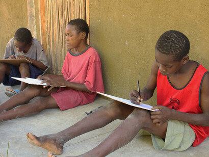 Muchos niños haitianos viven en condiciones de abandono, cuidándose entre ellos y enfrentando la vida con una sorprendente mezcla de libertad, sencillez y precariedad