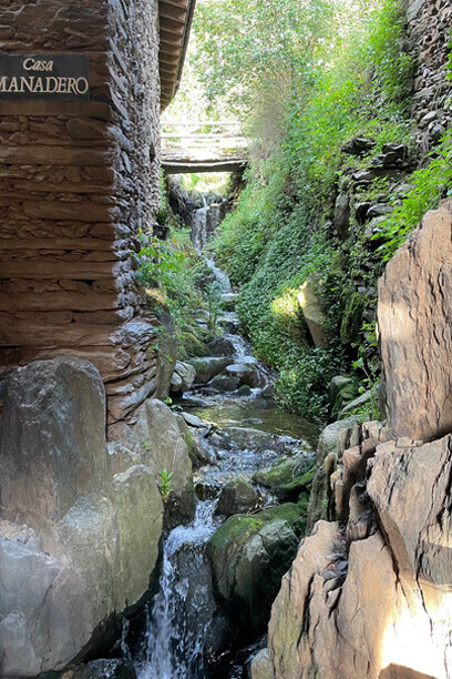 Casa Manadero, es una magnifica rehabilitación en pizarra y madera de una casa rural típica de arquitectura negra. Situada dentro del casco urbano de Robledillo, donde se puede comer y dormir