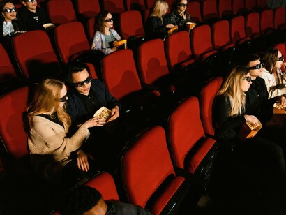 Pessoas assistem a filme 3D em sala de cinema. Não é difícil entender por que Hollywood gosta tanto de adaptações de heróis. A indústria cada vez mais depende de histórias simples com muitos efeitos especiais e mitologias muito grandes para produzir quantas sequências forem possíveis