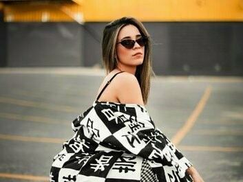 Com o passar dos anos, fui entendendo que o vestir é uma forma de expressão muito mais profunda do que eu imaginava na adolescência. E, curiosamente, percebo que hoje a moda revisita com carinho e ironia justamente aquela fase que, durante um tempo, foi até vista como exagerada ou cafona


