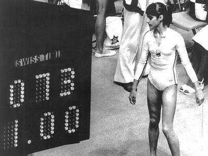 Nadia Comaneci obtiene un 10 por su ejercicio en los Juegos Olímpicos de Montreal 1976