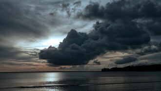 Nubes de tormenta sobre el mar