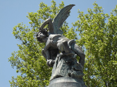 Estatua del Ángel Caido en el parque del Retiro. Madrid