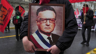 Un manifestante sostiene un cuadro de Salvador Allende en Santiago de Chile