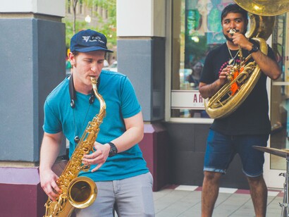 Saxofonista de jazz faz solo