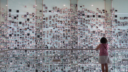 Retratos de víctimas de la dictadura en el Museo de la Memoria, Chile