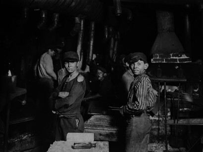 Niños trabajando en una fábrica en el siglo XIX