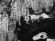 Albert Watson, Blumarine, Scozia - autunno/inverno 1987/88. Modella: Lisa Kaufmann. Photo by Albert Watson