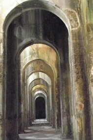  La Piscina Mirabilis è un'antica cisterna romana, la più grande d'Europa, situata a Bacoli, vicino Napoli, utilizzata per l'approvvigionamento idrico della flotta romana di Miseno. Bacoli (NA), Italia