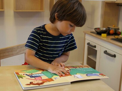 Niño aprendiendo a leer
