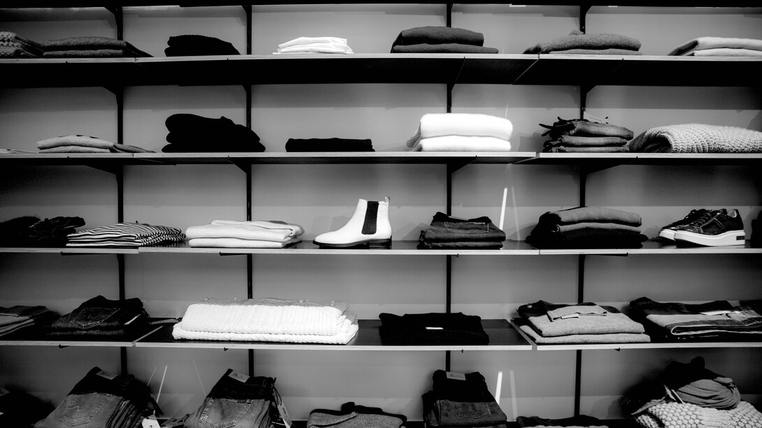 Roupas e calçados em prateleiras na loja
