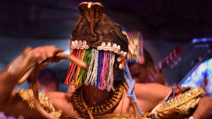 Questa foto è stata scattata durante il Festival Nazionale del Folklore di Olímpia in Brasile, foto di Marina Criscuolo. Oxumaré è il simbolo vivente del ciclo eterno della vita, della trasformazione e della rinascita
