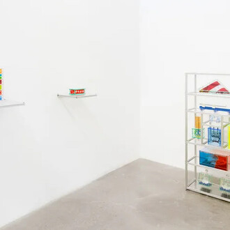 Jamie Lipson, Hard plastic, vue de l'exposition. Avec l'aimable autorisation de la Blouin Division