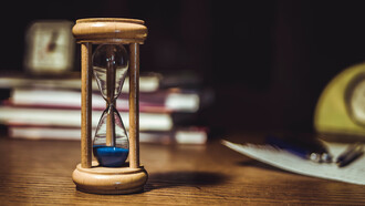 Le temps. Selon notre sens commun et notre croyance scientifique, le temps ne s’arrête pas, il ne peut jamais être saisi