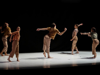 Un’organizzazione degli spazi che diventano parte integrante dell’arte teatrale e del luogo scenico. De rerum natura, foto Riccardo Panozzo