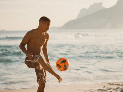 Carioca bate bola na areia da praia de Copacabana no Rio de Janeiro, Brasil