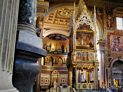 Altare papale e ciborio, sullo sfondo Catino absidale e Transetto, foto Stefano Porfiri