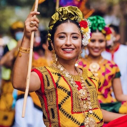 Mujer porta un traje típico del Itsmo de Tehuantepec, México, durante la celebración de la Guelaguetza