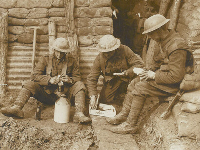 Grupo de soldados se preparan para comer la carne enlatada de Corned Beef