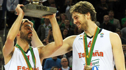 Pau Gasol y Juan Carlos Navarro celebran la victoria de España en el Eurobasket 2013