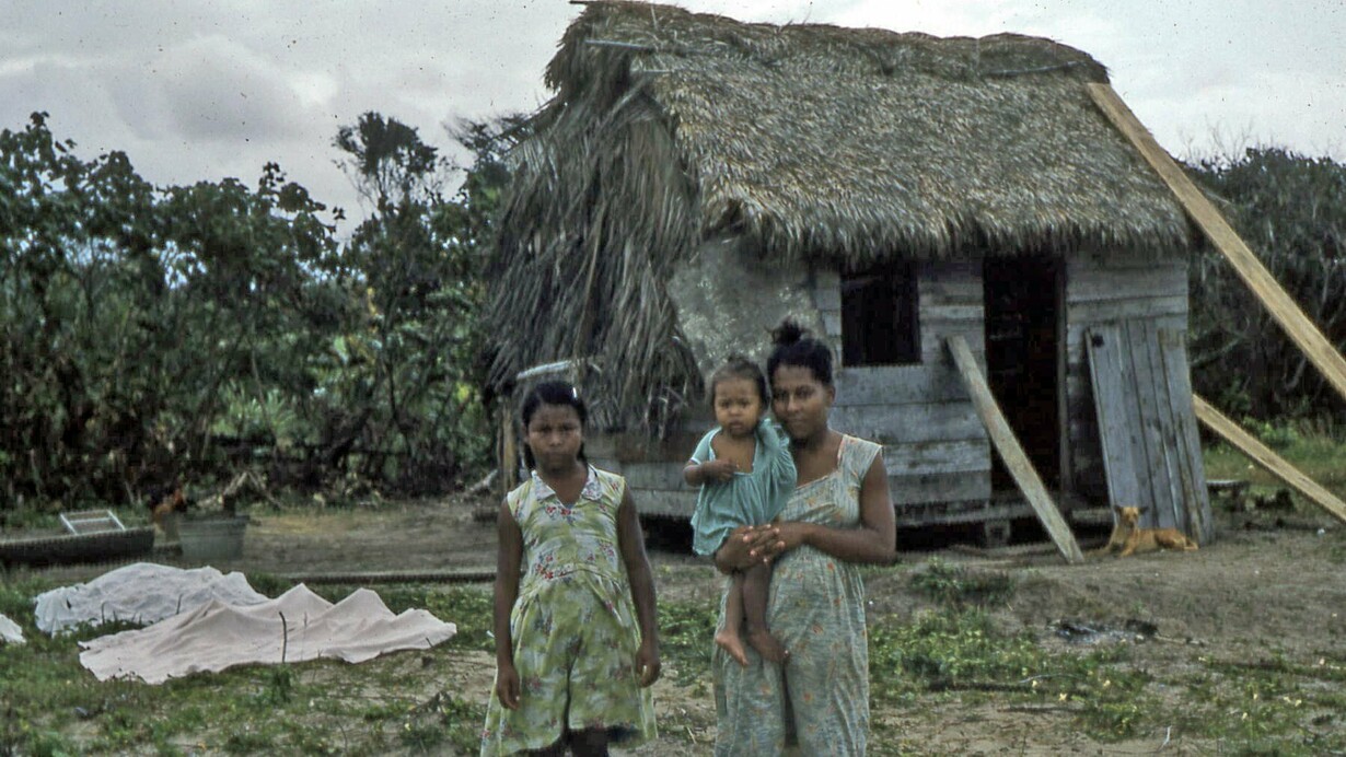 Familia de origen Misquito a orillas del río Prinzapolca, Nicaragua, década de 1960