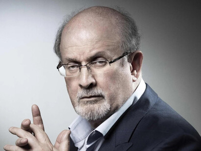 Salman Rushdie, autor de numerosos libros entre los que destaca «Los versos satánicos» 