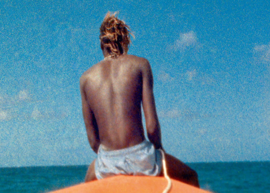 Image extraite de Steve McQueen, Ashes , 2014-15, double projection vidéo HD synchronisée (transférée d’après des films
8mm et 16 mm), son, écran double-face, affiches. 20 min.31 sec.
Still images of Steve McQueen, Ashes , 2014-15, two-channel synchronized HD video (transferred from 8mm and 16mm
film) with audio, projected onto two-sided screen; posters. 20 min. 31 sec.