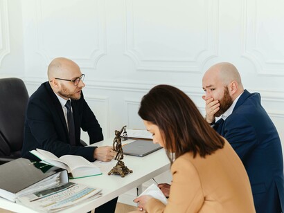 A ocultação de bens evoluiu de simples transferências para familiares para sofisticados arranjos jurídicos e tecnológicos. A digitalização da economia trouxe o maior desafio da década: os criptoativos