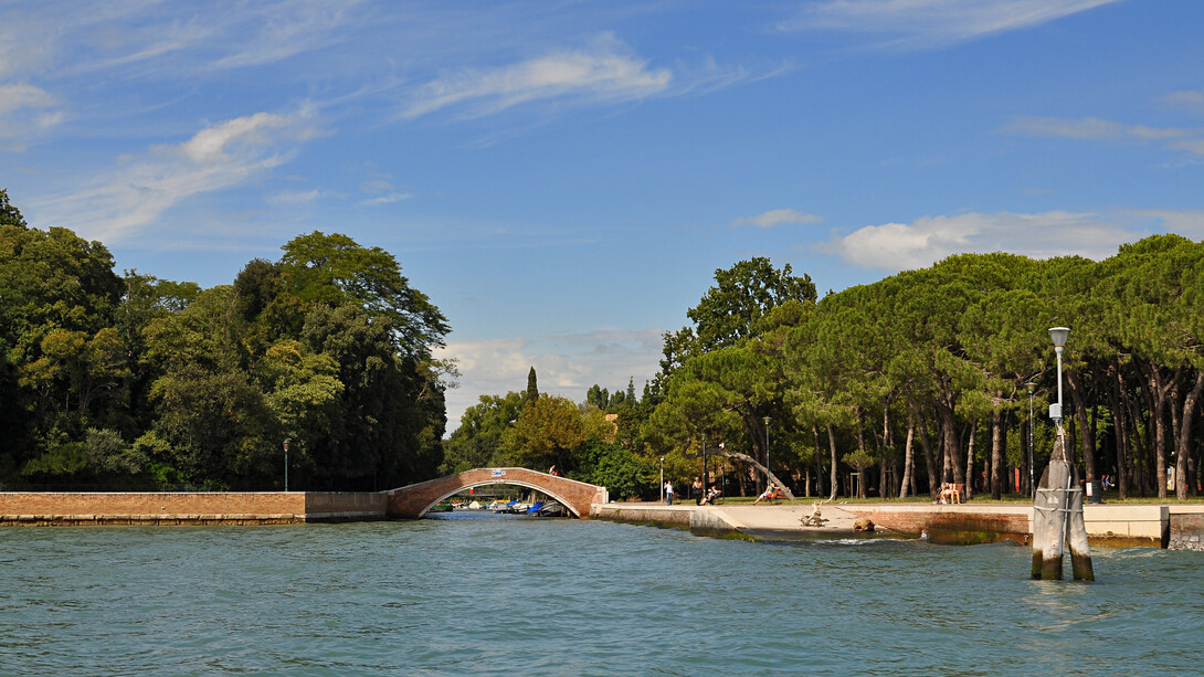 Puente de los Jardines en los Jardines de la Bienal de Venecia, Italia