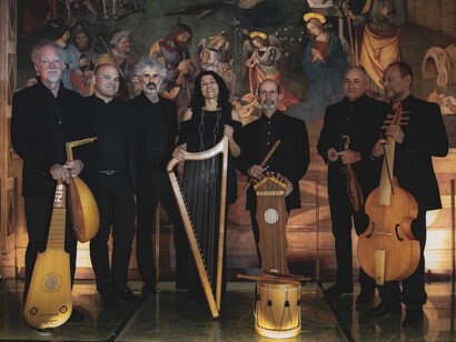 Il sorriso di Patrizia Bovi a Napoli. In quarant’anni di attività, l’ensemble Micrologus ha inciso 28 cd e realizzato sessanta produzioni