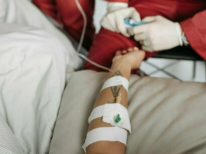 Sua transmissão está diretamente ligada à exposição ambiental à bactéria Leptospira spp, eliminada na urina de roedores infetados, especialmente Rattus norvegicus (Costa, et al., 2014). Fatores como chuvas intensas, enchentes, deficiência no saneamento básico, acúmulo de lixo e infestação de roedores potencializam o aumento da infeção
