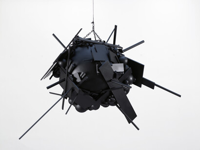 Emmanuelle Villard, Akira, OV-70.01, 2007
bois, polystyrène, laque sphère de 70cm, envergure de 150cm, Galerie Les filles du calvaire