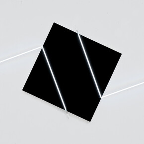 François Morellet, Contresens n°1, 2014 Acrilico su tela su legno e neon bianco, 133x274 cm Courtesy A arte Invernizzi, Milano
