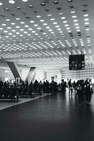 Área de embarque em aeroporto. Depois de muitos agradecimentos e ajustadas as fichas de embarque, o sujeito seguiu sorridente para o portão de embarque, olhos brilhando, feliz por ter conseguido aquilo que queria e agradecido ao meu colega pela gentileza. Conseguiu sua mamadeira...