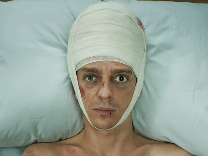 El jockey es un viaje visceral, un testimonio de cómo la vida sigue adelante a pesar de los quiebres, las caídas y las constantes búsquedas de significado