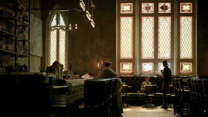 De repente, uma nuvem mais carregada começou a desfazer-se num aguaceiro intenso. A água a bater nas chapas dos carros estacionados, nos caixotes do lixo encostados ao muro, um tamborilar de chuva que se entranha nas varandas. Uma mulher de meia-idade passeava um cão que decidiu agachar-se e fazer cócó, a palavra a insinuar-se na mente como um acto de resistência contra o ridículo dos dejectos caninos. Talvez tenha usado esta expressão para ser mais gráfico e evitar o embaraço, ou simplesmente porque as palavras são uma verdade à espera de voz. A mulher tentava apressá-lo, olhava para o céu, resmungava baixinho, mas o bicho, indiferente ao aguaceiro, fazia cócó com toda a calma do mundo. Quando acabou, ela enfiou a mão num saquinho de plástico, recolheu os dejectos com um gesto rápido, quase mecânico, e foi-se embora, arrastando o cão pela trela molhada