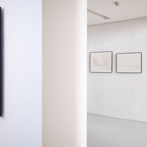Riccardo De Marchi, Paolo Serra e Marco Tirelli, Luce trattenuta, vista della mostra. Cortesia di Marcorossi Artecontemporanea