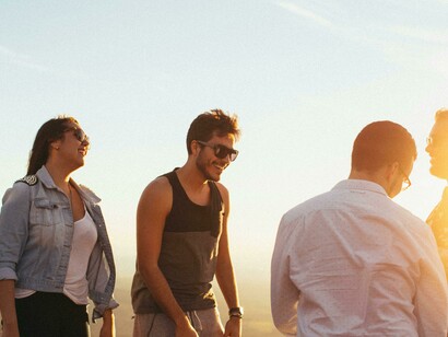 Amigos juntos em cima da montanha
