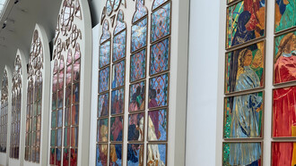 Alignés comme une promesse de lumière, les vitraux de Claire Tabouret dévoilent au Grand Palais les coulisses d’une œuvre monumentale, entre spiritualité, couleur et modernité, en écho à la future renaissance de Notre-Dame