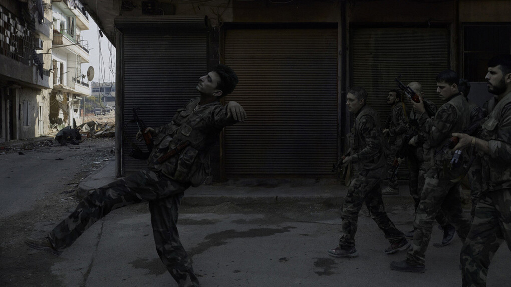 Luc Delahaye, Soldats de l'armée syrienne, Alep, novembre 2012, 2012 © Cortesia di Luc Delahaye e della Galerie Nathalie Obadia, Parigi / Bruxelles